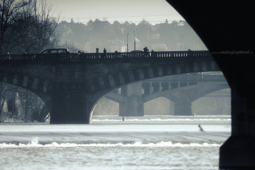Fotografie Pod pěti mosty, na fotce: most, řeka, praha, lidé, autor: Ondřej Zapletal