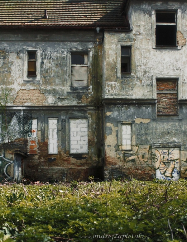 Fotografie Tlející, na fotce: ruiny, jaro, praha, cihly, autor: Ondřej Zapletal