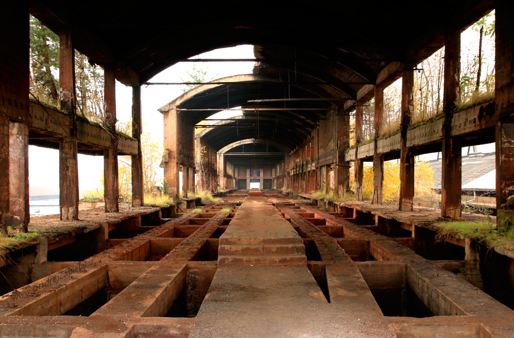 Fotografie Zásobníky rudy, na fotce: industrial, beton, železo, ruiny, autor: Ondřej Zapletal