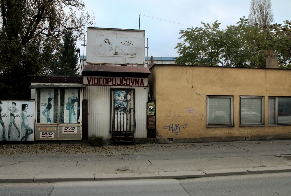 Fotografie Videopůjčovna, na fotce: praha, ulice, nápisy, autor: Ondřej Zapletal