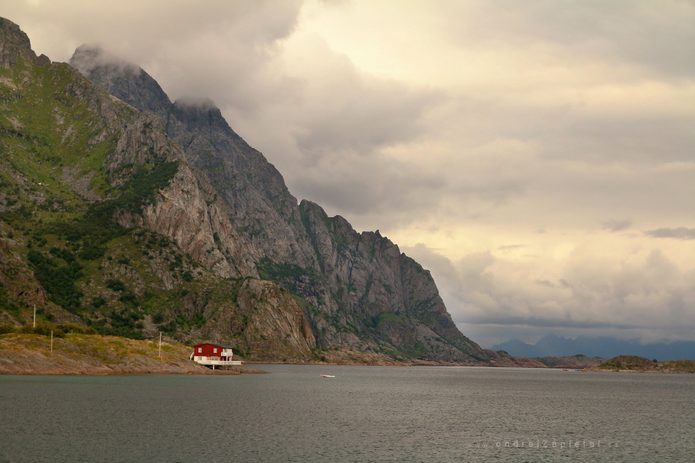 Fotografie Malá červená, na fotce: moře, hory, mraky, příroda, autor: Ondřej Zapletal