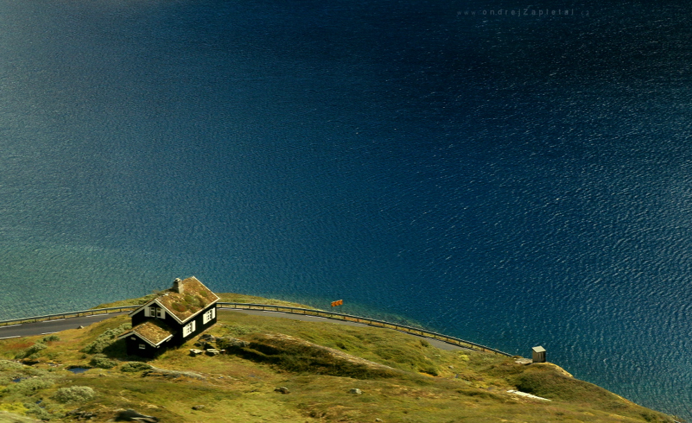 Fotografie Dům na břehu jezera, na fotce: voda, budova, příroda, autor: Ondřej Zapletal