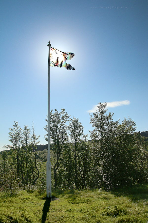 Fotografie Islandská vlajka ve slunci, na fotce: slunce, autor: Ondřej Zapletal