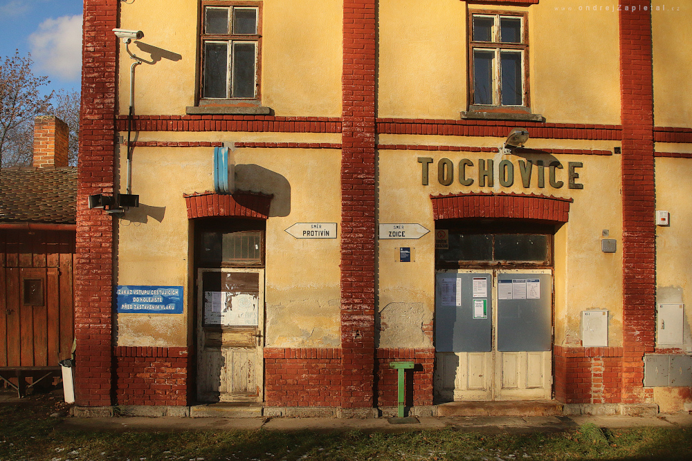 Fotografie Tochovice, na fotce: vlak, budova, cihly, nápisy, autor: Ondřej Zapletal