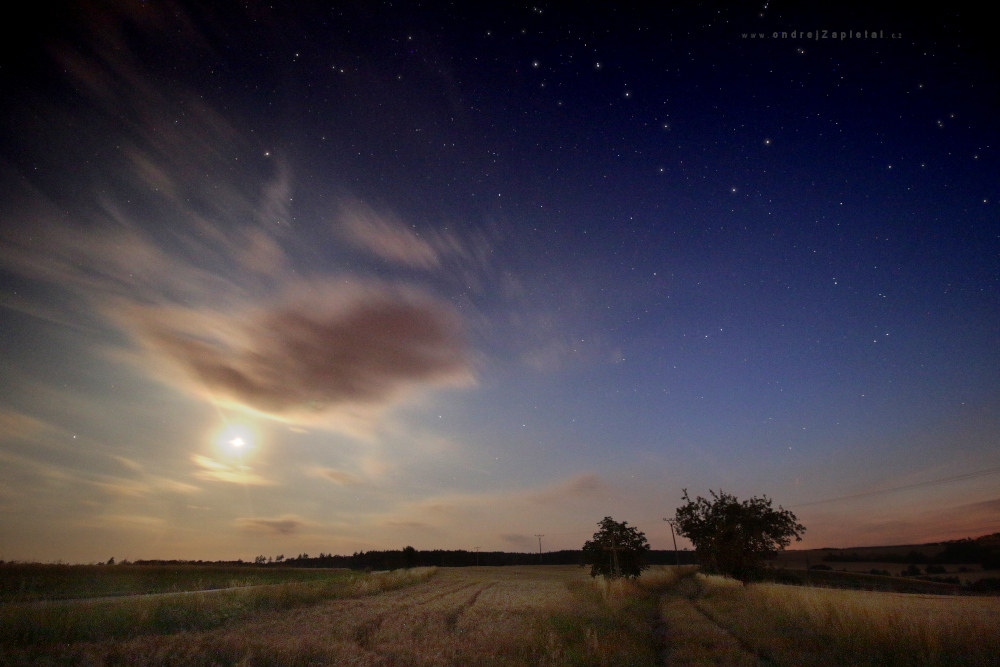 Fotografie Under the Big Dipper, na fotce: night, clouds, astronomy, fields, moon, autor: Ondřej Zapletal