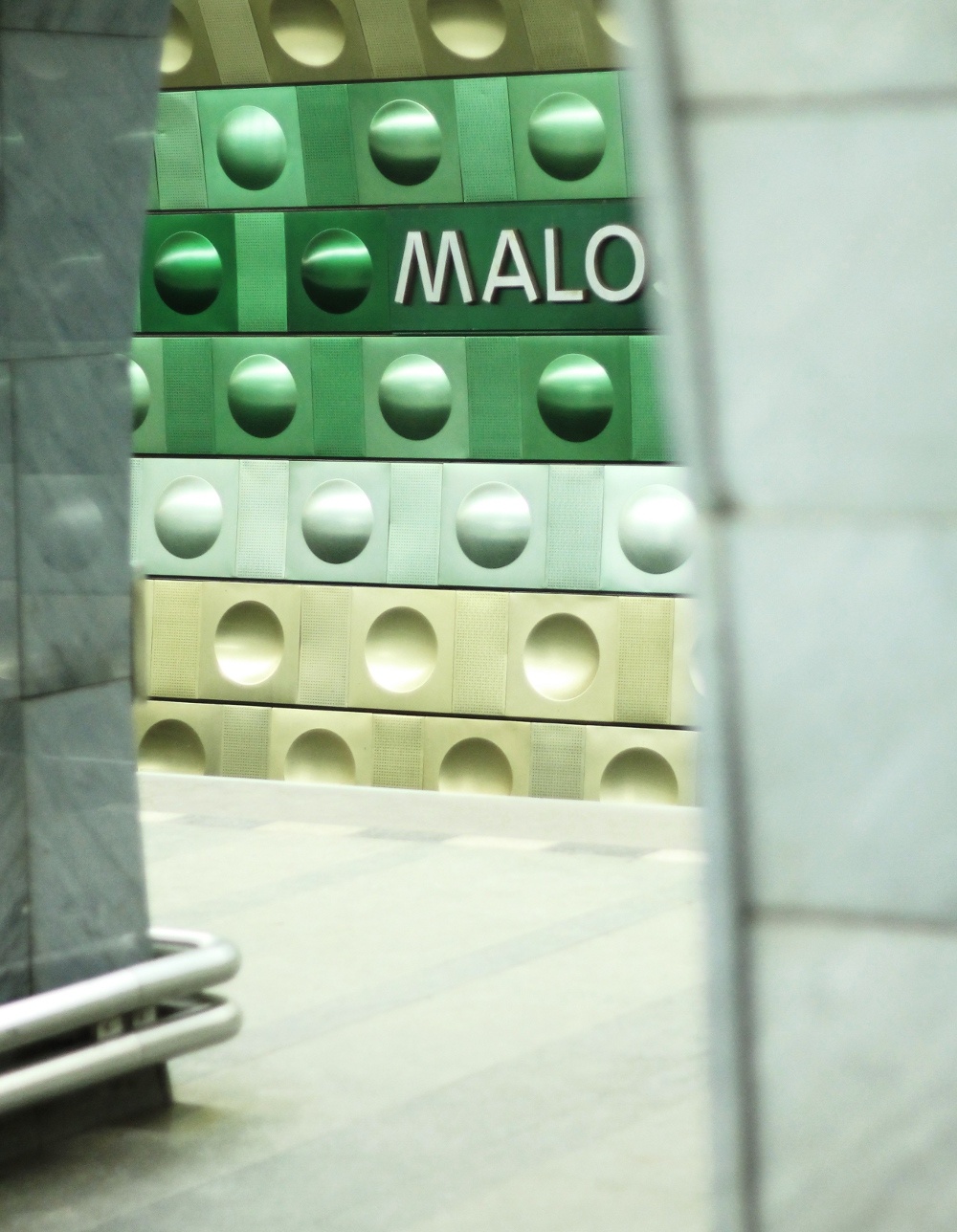 Malo (On the photo:  cesta, podzemí, nápisy)