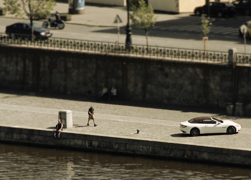 A Man at the River Bank (On the photo:  (Street photography) řeka, makro, lidé, cesta)