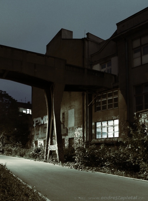 Bridge to House (On the photo:  (Night photography) most, noc, industrial)