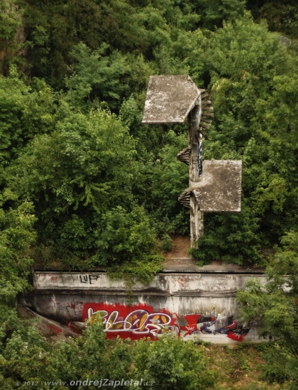 Abandoned Pool (On the photo:  (Urban photography) věž, beton, stromy, graffiti, praha)