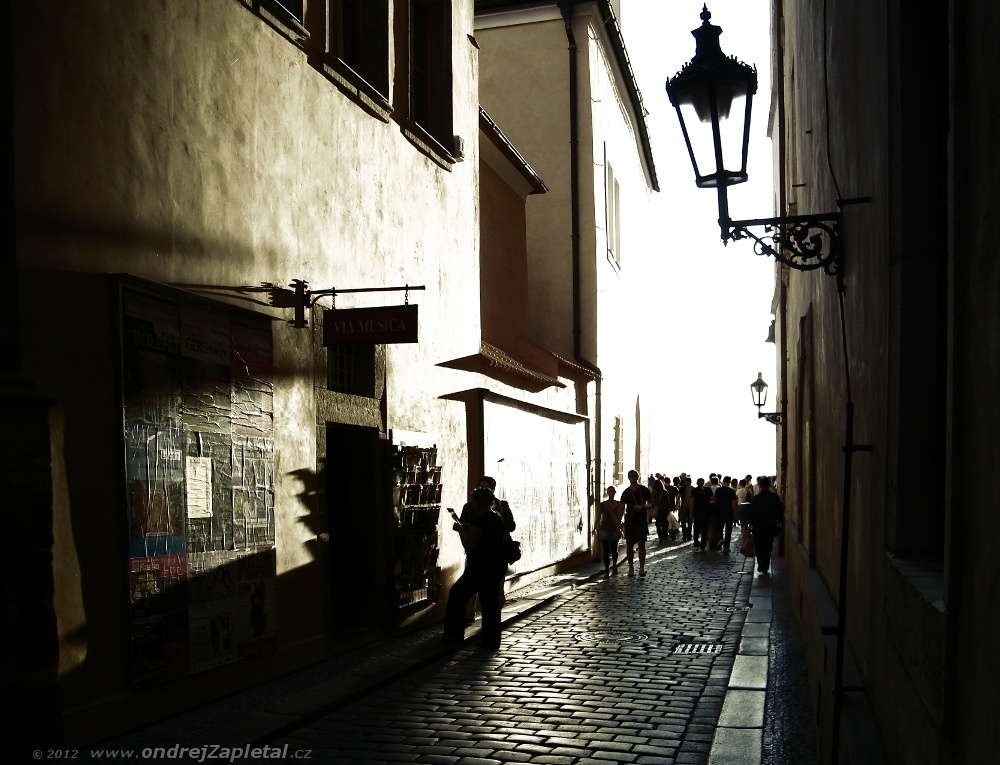 Tynska  (On the photo:  (Street photography) lidé, slunce, cesta, večer)