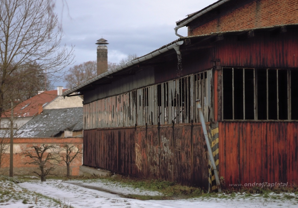 Broken Gutter (On the photo:  (Urbex photography) náměšť na hané, industrial, venkov, zima, ruiny, věž, stromy)