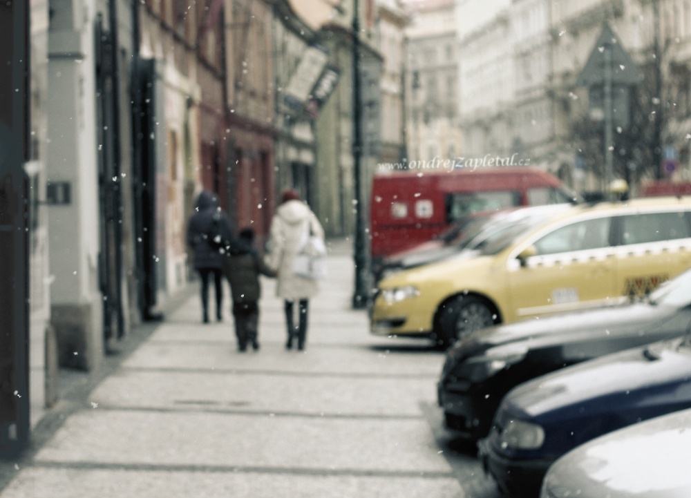 Snow in Streets of Prague (On the photo:  (Urban photography) sníh, cesta, lidé, zima, praha)