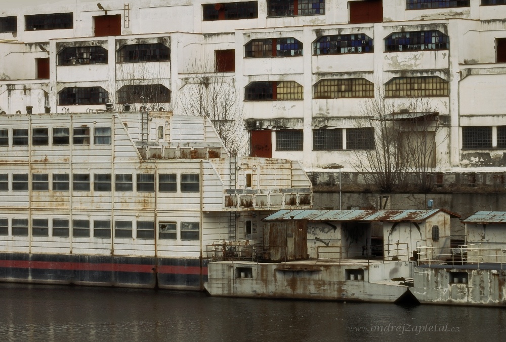 Decayed Dock (On the photo:  (Urbex photography) loď, řeka, ruiny, praha)