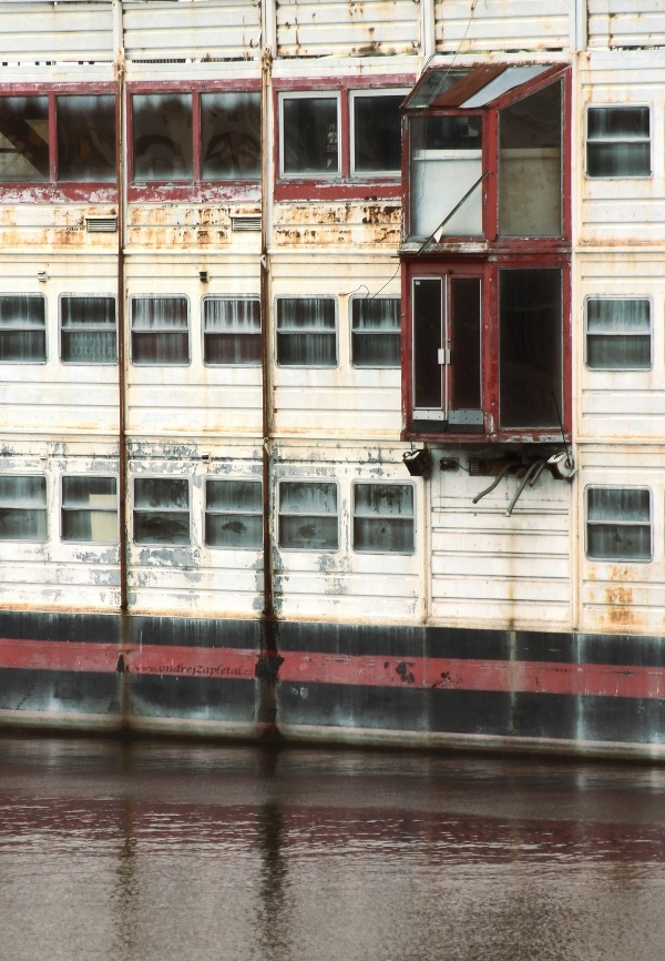 Portal (On the photo:  (Urbex photography) loď, řeka, ruiny, praha)