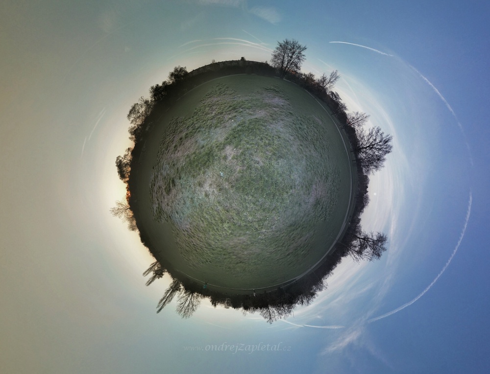 Fotografie Slunce, Země, Měsíc, na fotce: slunce, měsíc, jaro, stromy, astronomie, autor: Ondřej Zapletal