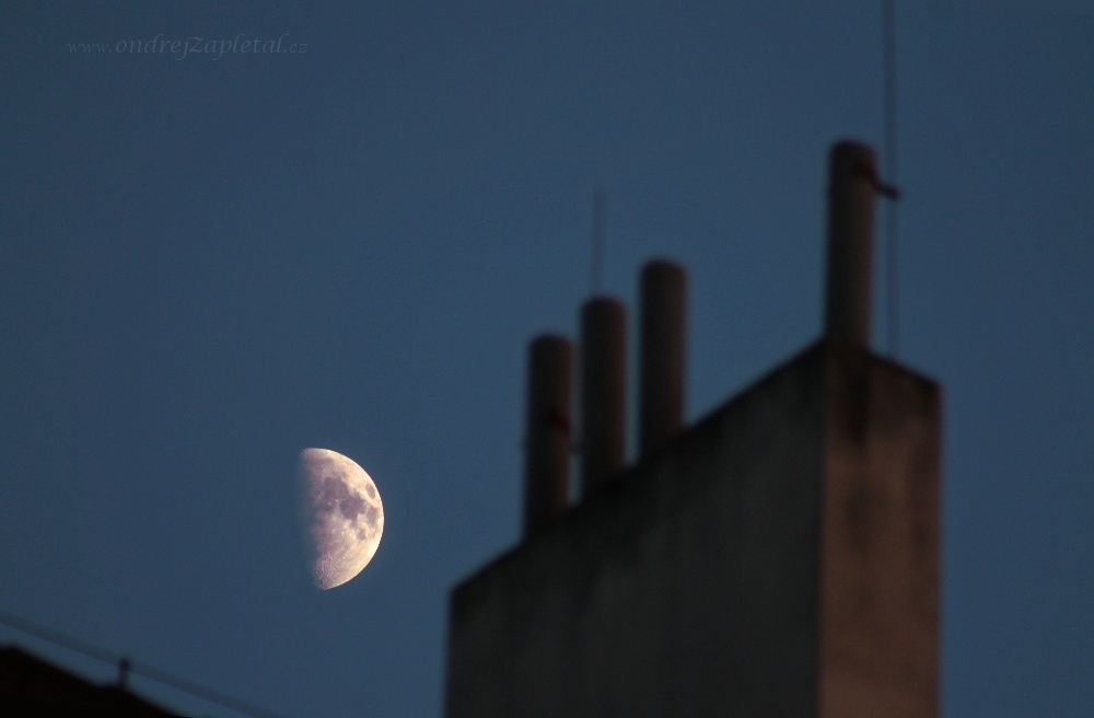 Fotografie Zářící Měsíc, na fotce: měsíc, večer, astronomie, elektřina, autor: Ondřej Zapletal