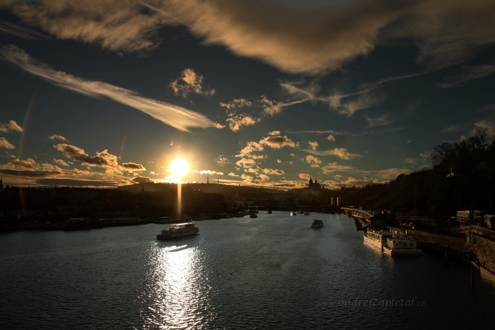 Sunset in Prague (On the photo:  (Urban photography) večer, praha, řeka, loď, podzim, hrad)