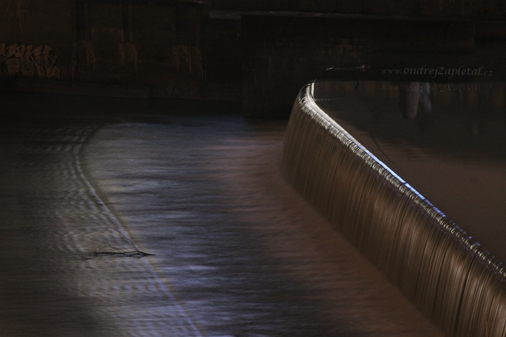 V proudu (Na fotografii:  (Fotografie města) řeka, noc, praha)