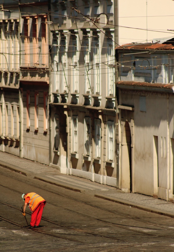 Tracks Patrol (On the photo:  (Urban photography) praha, ráno, ulice)