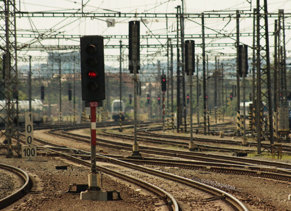 All Reds (On the photo:  (Urban photography) cesta, elektřina, vlak, praha, železo)