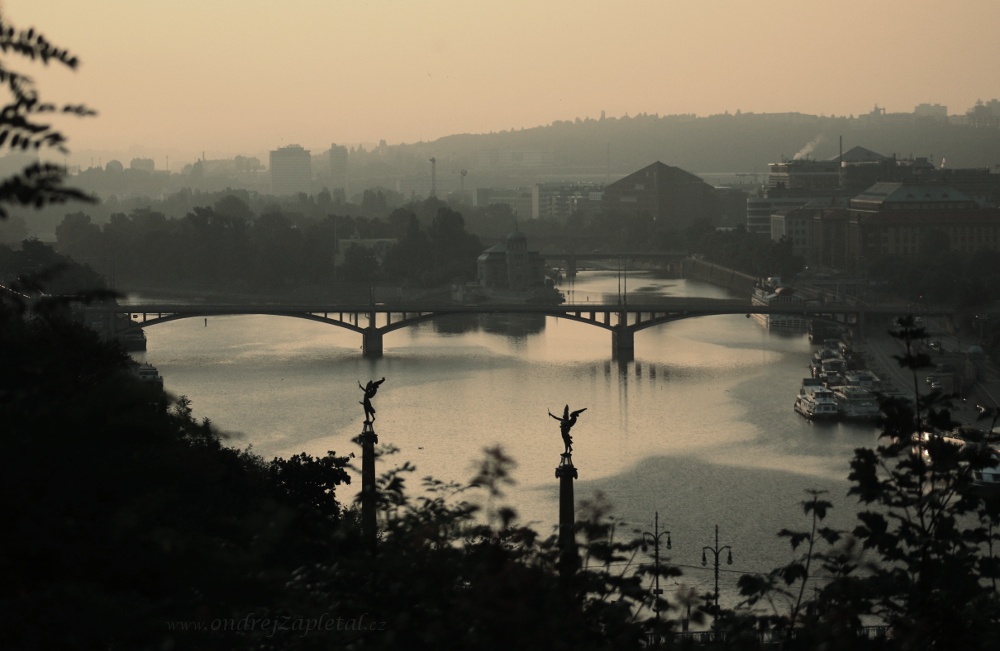 Angels (On the photo:  (Urban photography) řeka, praha, ráno, socha, most)