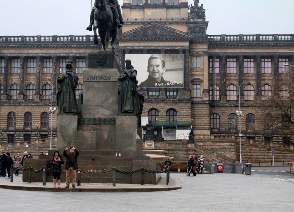 Saint Vaclav Havel Forver (On the photo:  (Urban photography) česká republika, lidé, socha, praha, podzim)