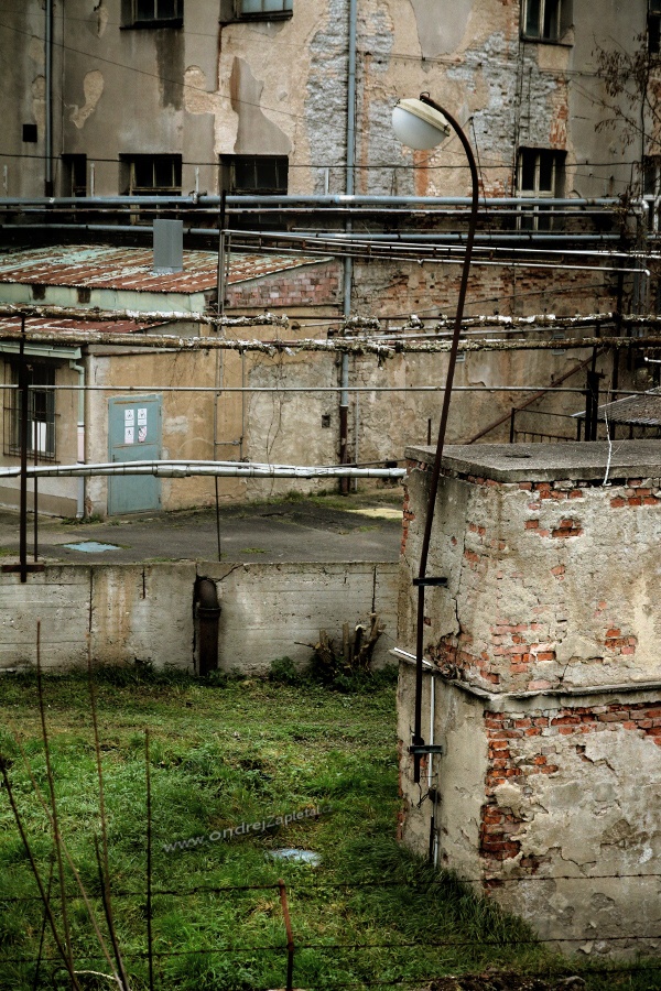 Lamp in the Old Research Factory (On the photo:  (Urbex photography) industrial, elektřina, cihly, ruiny)