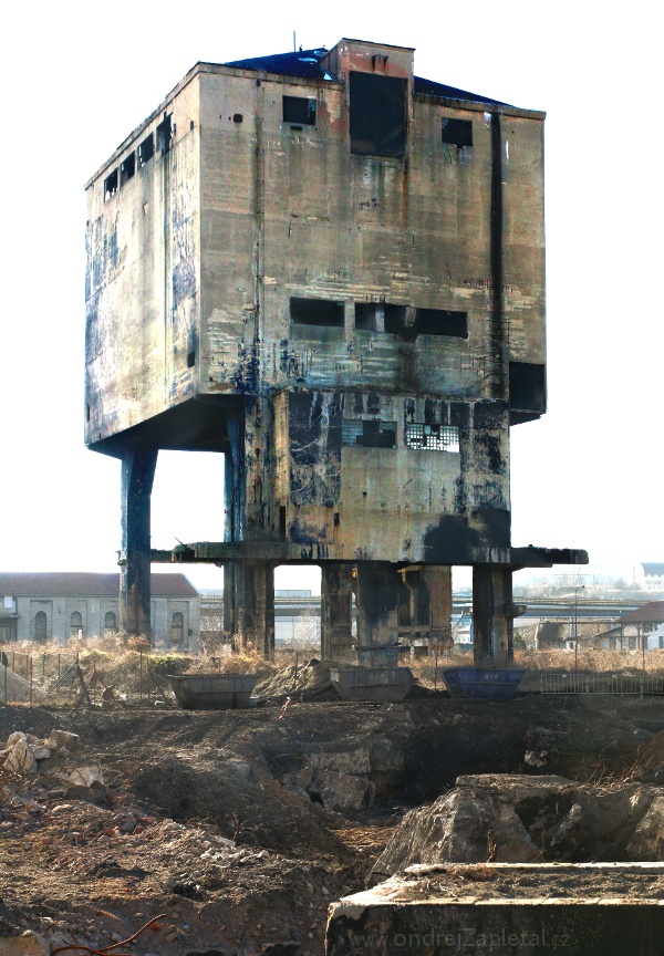 Poslední stojící robot (Na fotografii:  (Fotografie opuštěných míst) industrial, beton, ruiny, věž, rozbité sklo)