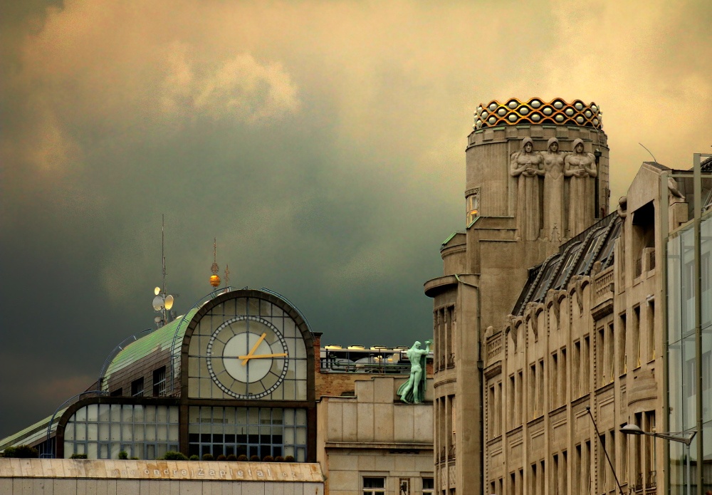 Roof Guardians (On the photo:  (Urban photography) mraky, praha, socha)