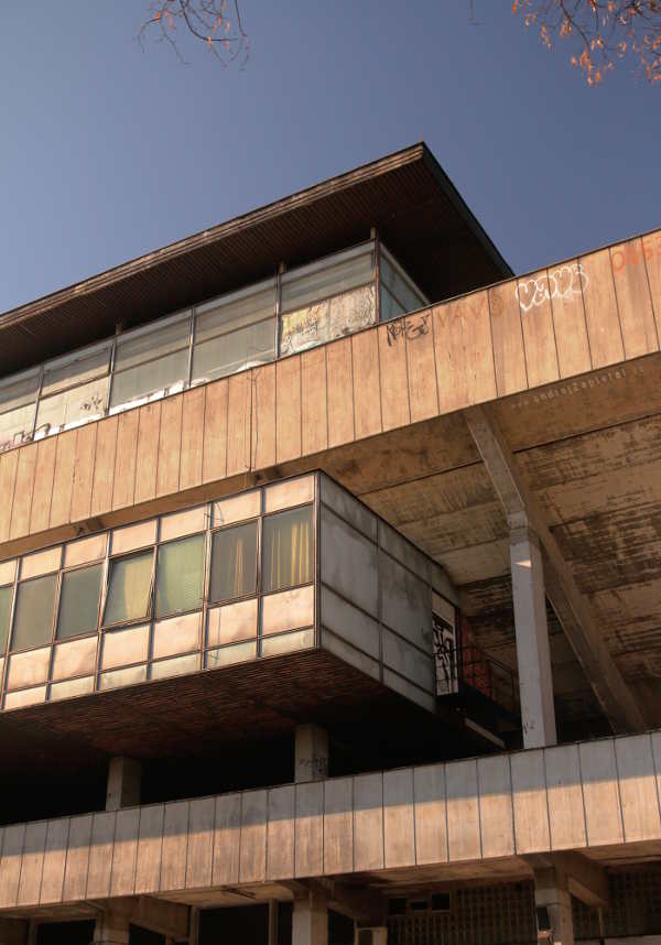 In a Concrete Mouth (On the photo:  beton)