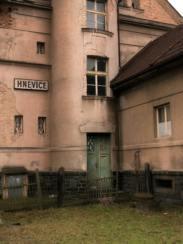 Hněvice (On the photo:  (Architecture photography) nápisy, budova, cihly, vlak)