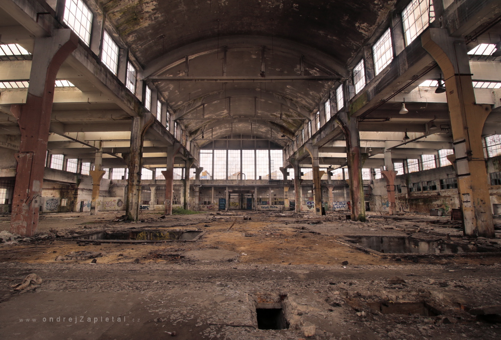 Big Hall (On the photo:  (Urbex photography) interiér, industrial, ruiny, beton)