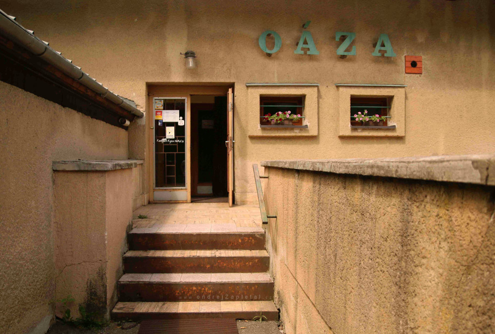 Oáza (On the photo:  beton, nápisy)