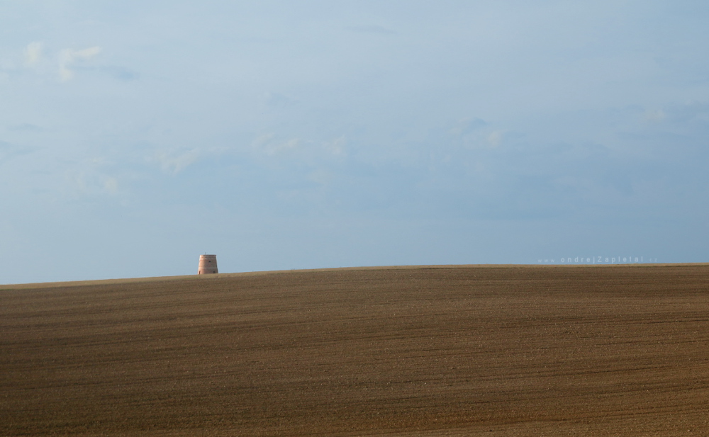 Věž za kopcem (Na fotografii:  pole, věž, podzim)