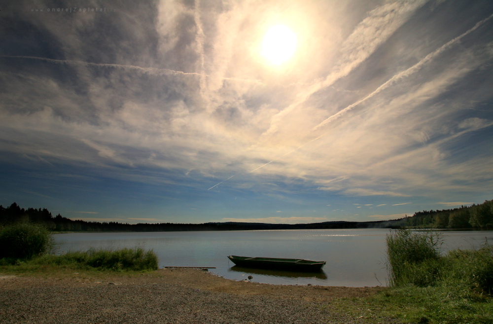 Wherry by the Bank (On the photo:  (Nature photography) loď, voda, mraky, slunce, příroda)