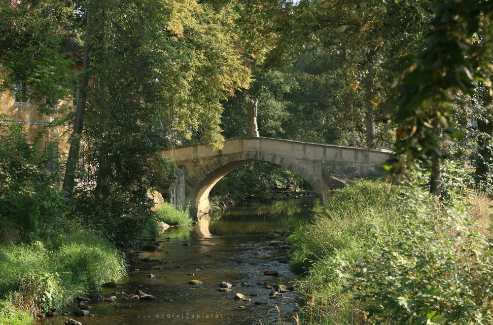 Švédský most (Na fotografii:  řeka, most, stromy, venkov)