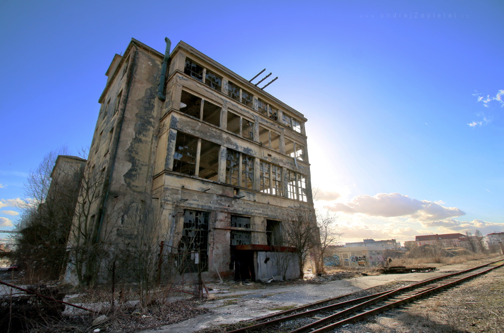 Sun Behind the Factory (On the photo:  (Urbex photography) industrial, ruiny, beton, večer, cihly)
