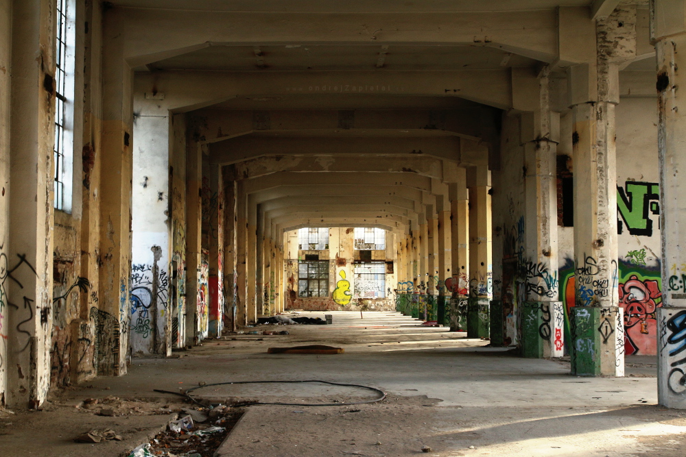 Colorful Hall (On the photo:  (Urbex photography) interiér, industrial, ruiny, beton)