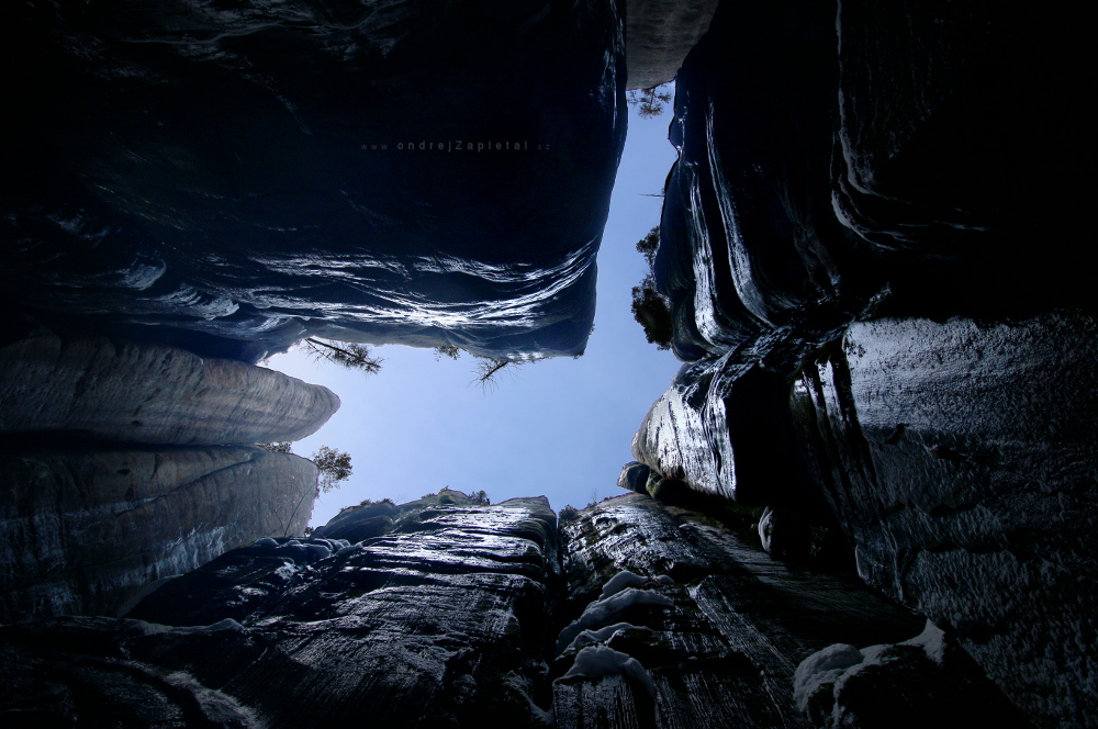 Na dně (Na fotografii:  (Fotografie přírody) skála, příroda, zima, stromy)