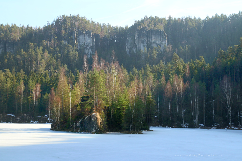 Waking Up Island (On the photo:  zima, voda, stromy, hory)