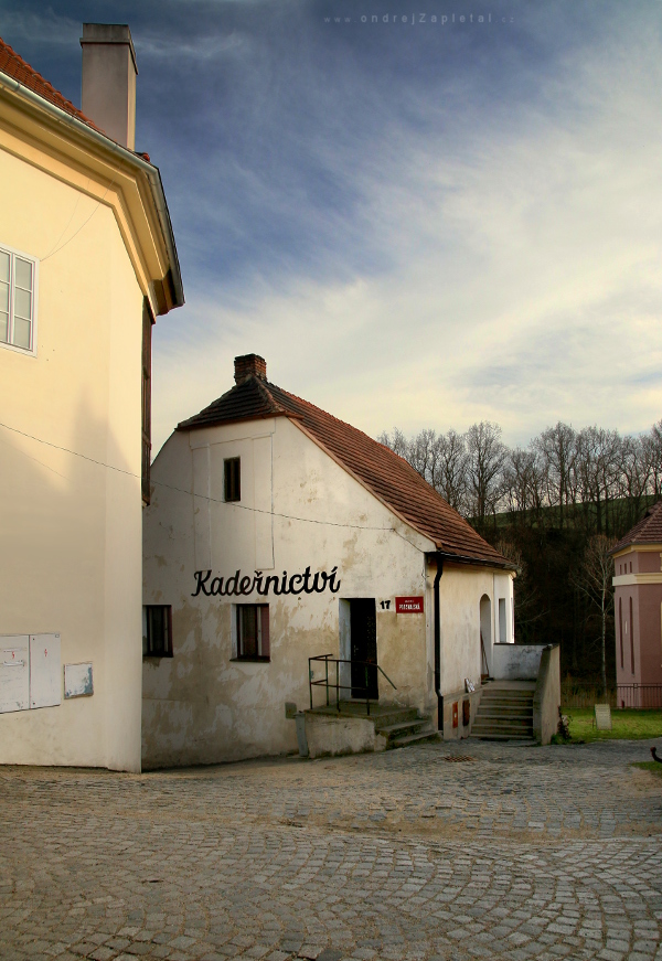 Kadeřnictví (On the photo:  (Architecture photography) nápisy, mraky, budova, venkov)