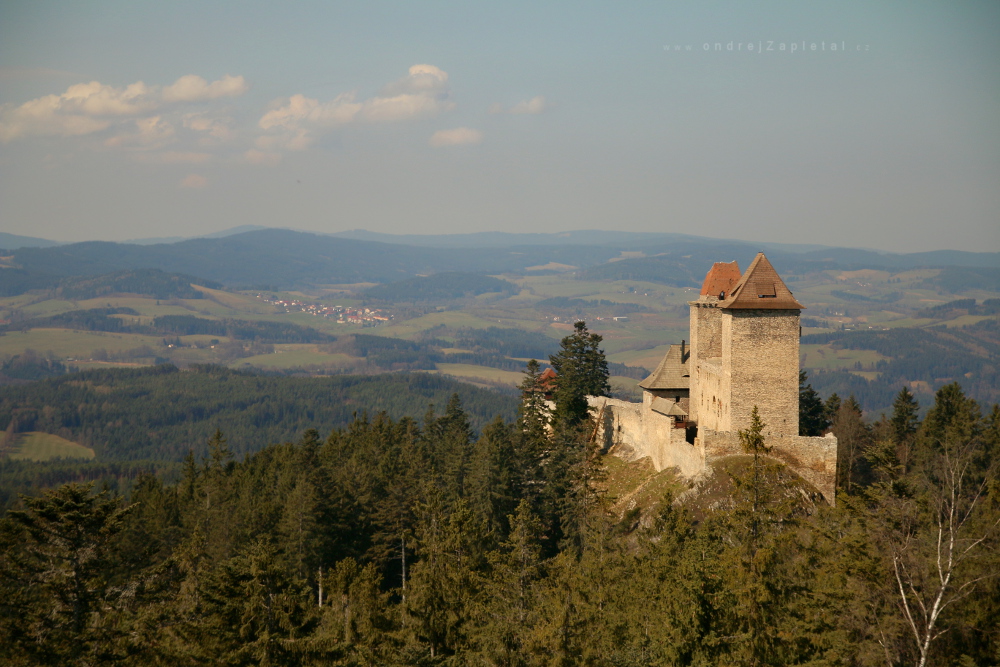 A View of Kašperk (On the photo:  hrad, hory, mraky, stromy)