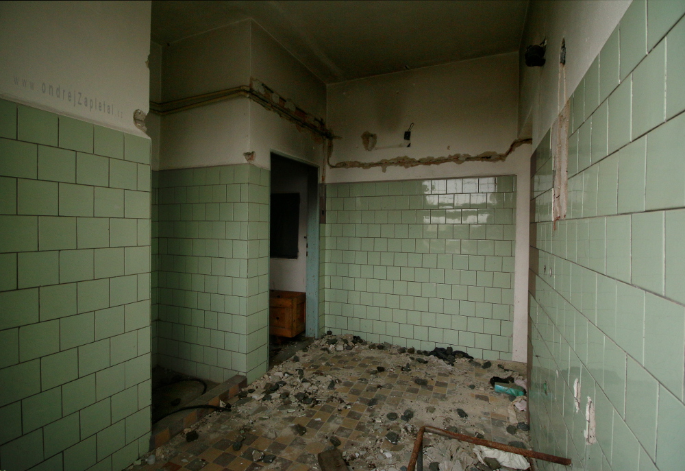 Tile Toilet (On the photo:  (Urbex photography) interiér, beton, ruiny)