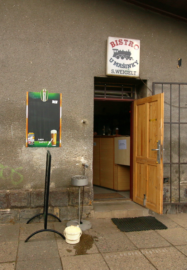 Bistro u Mašinky (On the photo:  (Street photography) nápisy, ulice, vlak)