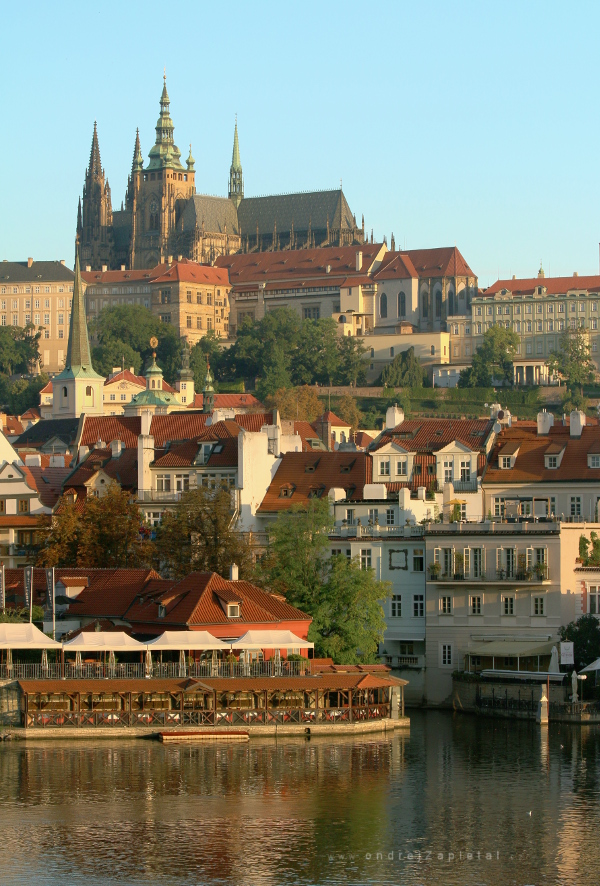 Castle over the River (On the photo:  (Urban photography) hrad, řeka, ráno, praha)