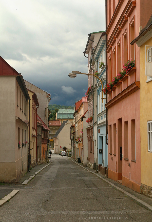 Colorfull Street (On the photo:  (Street photography) cesta, ulice, budova)