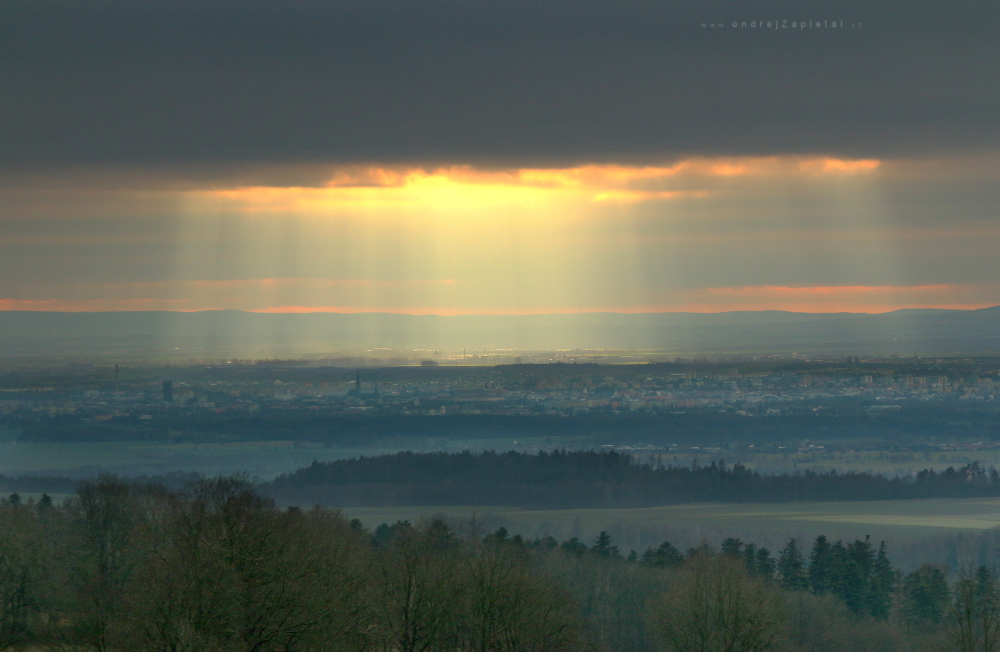 Olomouc na dlani (Na fotografii:  podzim, mraky, stromy, pole)