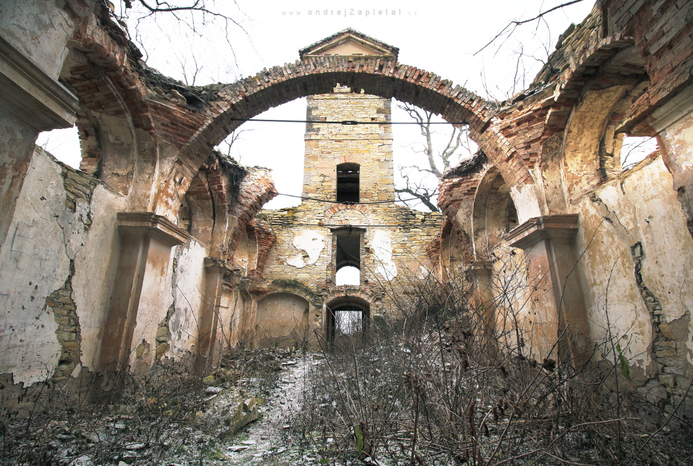Poslední oblouk (Na fotografii:  (Fotografie opuštěných míst) kostel, zima, ruiny)
