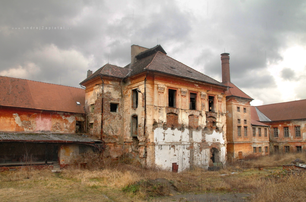 Jince Mansion (On the photo:  (Urbex photography) budova, ruiny, cihly)