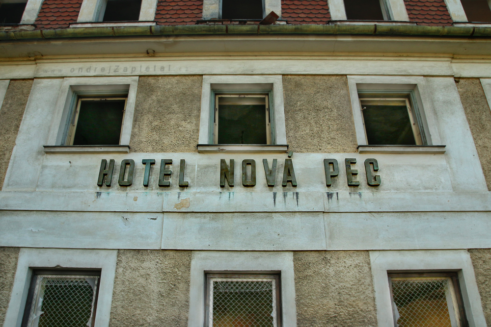 Fotografie Nová Pec Hotel, na fotce: writings, building, autor: Ondřej Zapletal